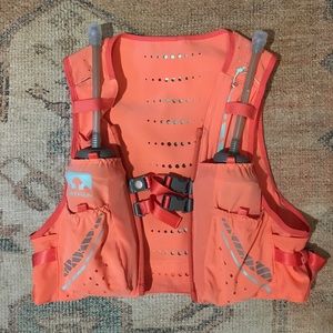 Women’s Nathan Hydration Pack, Size L, Coral